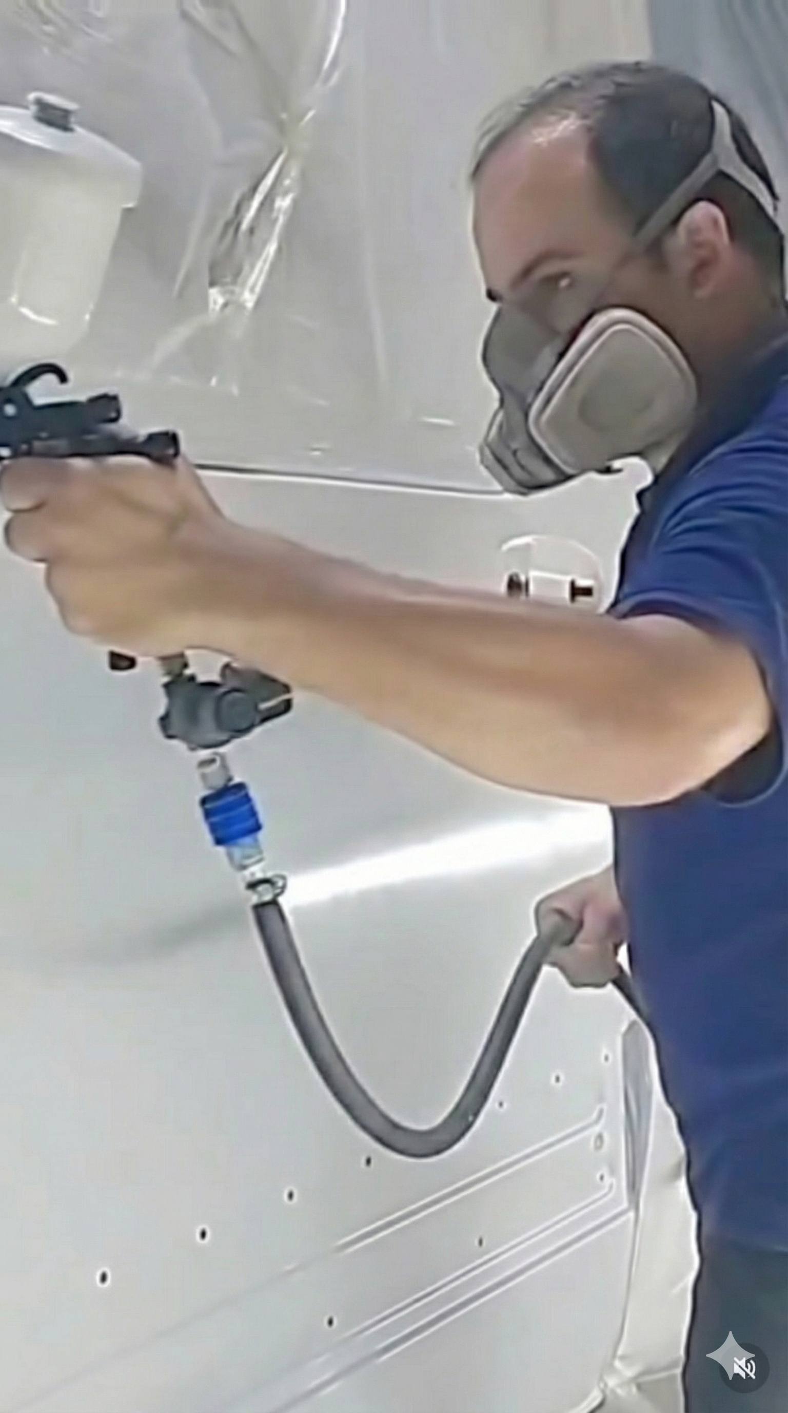 Profissional trabalhando em pintura automotiva